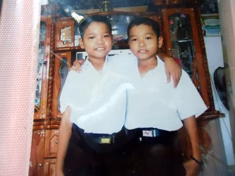 Một trong những ngôi làng kỳ lạ ở Việt Nam là làng song sinh. Làng song sinh là tên gọi nhiều người đặt cho ấp Hưng Hiệp Nằm (xã Hưng Lộc, huyện Thống Nhất, Đồng Nai) bởi ở đây có hàng chục cặp sinh đôi, nhiều nhất cả nước, cặp cao nhất đã ngoài 60, cặp nhỏ nhất mới 2-3 tuổi, Vào năm 2007, cả xã Hưng Lộc có hơn 60 cặp sinh đôi thì ấp Hưng Hiệp có tới 40 cặp. Ảnh: Người đưa tin.