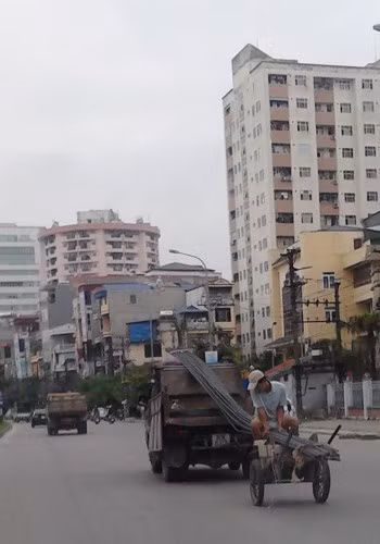 Một kiểu chở hàng cồng kềnh thường thấy trên đường phố Việt. Cách làm này tiềm ẩn nhiều nguy hiểm cho người tham gia giao thông.