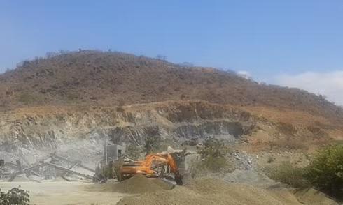 Một trong những câu chuyện bí ẩn về những kho báu ở Việt Nam, kho báu do một vị tướng lãnh người Nhật Bản chôn giấu ở Núi Tàu trong Thế chiến thứ 2, lên đến 4.000 tấn vàng gây xôn xao hơn cả. Từ năm 1993 đến tháng 10/2011, ông Trần Văn Tiệp (ngụ quận Phú Nhuận, TP HCM) và một số cộng sự tổ chức thăm dò, đầu tư nhiều tiền của để tìm manh mối về kho báu nghi chôn giấu tại đây. Ảnh: VTC.