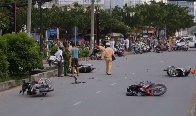 Hôm 2/12, chiếc ô tô 4 chỗ lưu thông trên đường Nguyễn Hữu Thọ hướng từ đường Nguyễn Văn Linh về cầu Kênh Tẻ với tốc độ rất nhanh. Khi đến giao lộ Nguyễn Hữu Thọ - Lê Văn Lương (phường Tân Hưng, quận 7), tài xế vẫn không giảm tốc độ và đã húc văng nhiều xe máy đang lưu thông cùng chiều, làm nhiều người trọng thương.