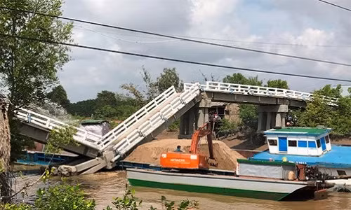 Ông Dương Hoài Nam, Giám đốc Sở GTVT Cà Mau cho biết: Sà lan chở cát san lấp công trình ở khu kinh tế Năm Căn khi đang neo đậu rạch Cái Trăng, đã bị nước ròng làm đứt neo. Sà lan trôi dạt và va vào trụ cầu, làm sập 2 trong 4 nhịp cầu chính. “Chúng tôi đã bảo vệ hiện trường, tạo điều kiện cho công an Cà Mau xác định nguyên nhân vụ việc, trách nhiệm các bên liên quan. Sở GTVT Cà Mau sẽ làm cầu tạm cho xe 2 bánh lưu thông trước Tết 2017”.