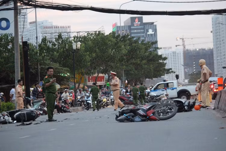Tại hiện trường, các xe máy nằm ngổn ngang, nhiều mảnh vỡ của xe văng tung tóe trên đường.