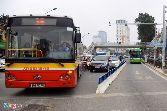 Ảnh: Ôtô, xe máy phóng vun vút trong làn buýt nhanh dù đường vắng Anh: Oto, xe may phong vun vut trong lan buyt nhanh du duong vang