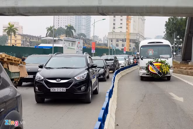 Trong đó có cả đoàn xe đưa tang người quá cố. Theo luật giao thông, đoàn đám hiếu không nằm trong diện ưu tiên