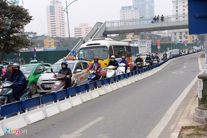 Ảnh: Ôtô, xe máy phóng vun vút trong làn buýt nhanh dù đường vắng - Hình 2 Anh: Oto, xe may phong vun vut trong lan buyt nhanh du duong vang-Hinh-2