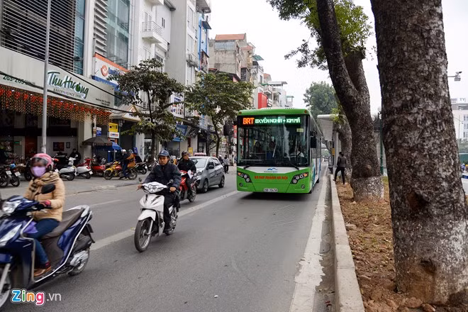 Người đi xe máy lạng lách tạt đầu, phóng nhanh trước mũi buýt nhanh là hiện tượng phổ biến.