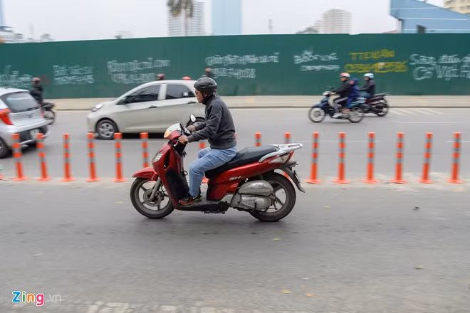 Trục BRT được lắp hai loại dải phân cách khác nhau trong đó có cả cọc tiêu phân làn bằng cao su