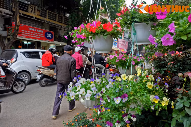 Chợ họp quanh năm nhưng nhộn nhịp nhất là những ngày giáp Tết.