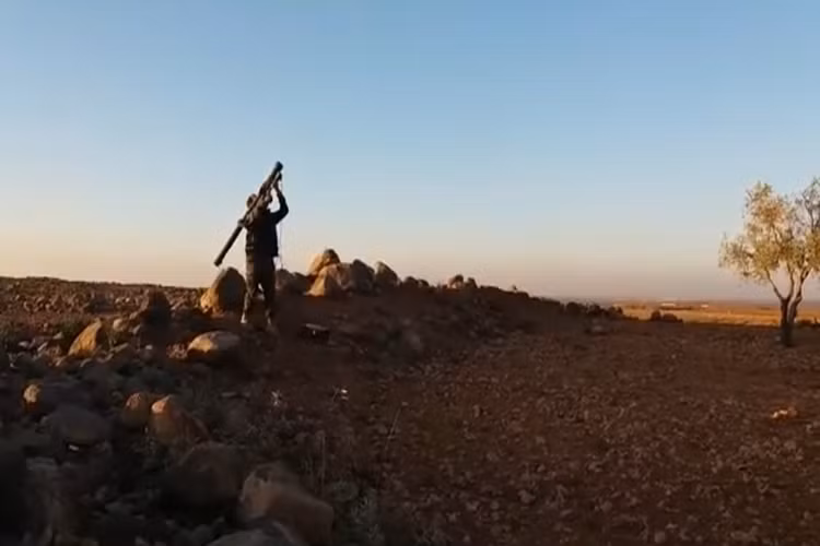 Chỉ vài giờ sau đó lực lượng phiến quân Hayat Tahrir al-Sham (HTS) (trước đây là Jabhat al-Nusra, chi nhánh al-Qaeda của Syria) đã đứng lên nhận trách nhiệm vụ tấn công này, thậm chí chúng còn tung lên clip quay lại cảnh bắn hạ chiến đấu cơ Syria bằng tên lửa phòng không vác vai trên bầu trời làng Um Haratain. Nguồn ảnh: HTS.