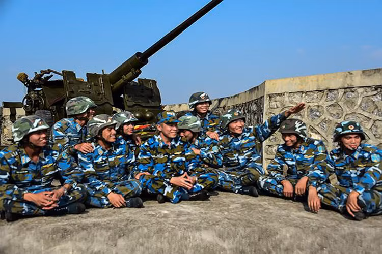 Thầy và trò Khoa Pháo Phòng không-Tên lửa tầm thấp trong giờ nghỉ giải lao tại thao trường.