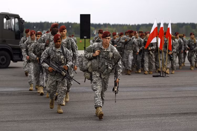 Lính NATO áp sát biên giới Nga: Năm 2017 cũng chứng kiện việc lần đầu tiên trong lịch sử kể từ khi khối quân sự NATO được thành lập khối quân sự này triển khai các sư đoàn áp sát biên giới Nga. Đây là điều mà ngay trong đỉnh đểm của Chiến tranh Lạnh cũng chưa từng xảy ra. Nguồn ảnh: kultura.ru.