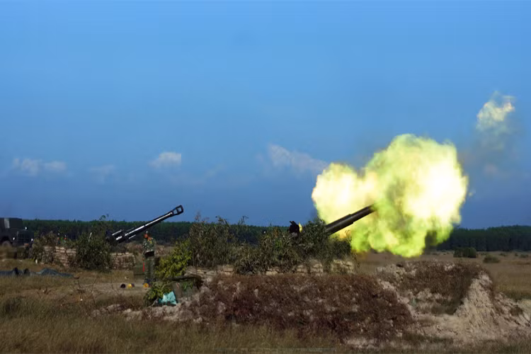 Trận địa lựu pháo 152mm D-20.