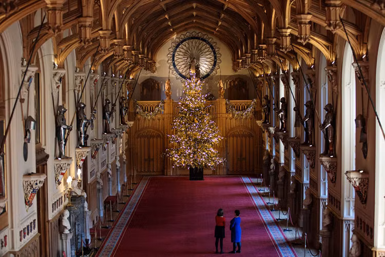 Cây thông Noel khổng lồ cao tới 6 mét bên trong Lễ đường St George's ở Windsor. Nguồn ảnh: Insider.