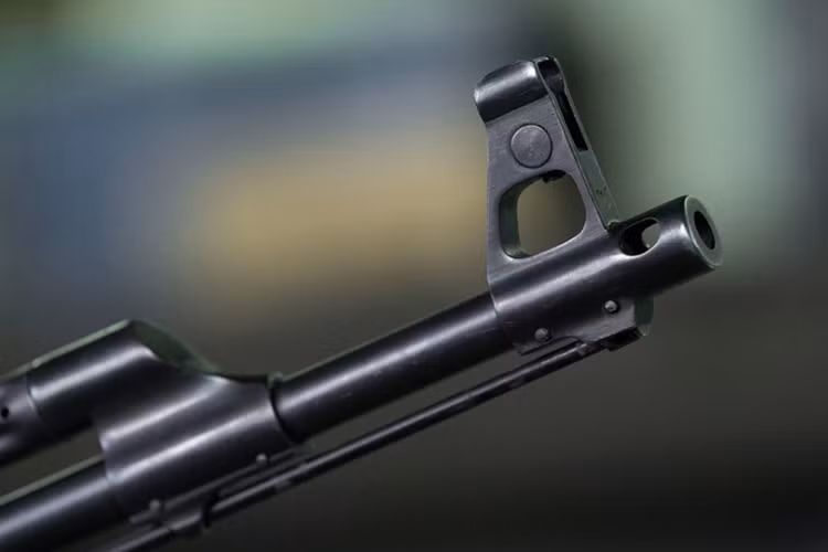 Bên cạnh đó, ở khẩu AK-47 đầu tiên cũng có loa che lửa đầu nòng của nó không thể tháo rời và mãi sau đó 30 năm bộ phận này mới có thể được tháo rời trên dòng AK-74. Nguồn ảnh: Kalashnikov.
