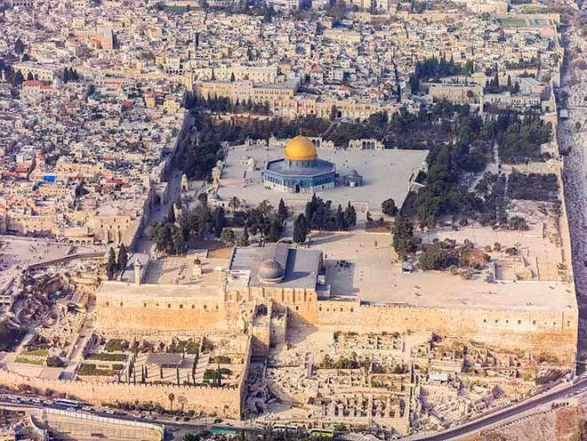 Jerusalem được coi là Vùng đất Thánh vì sự giao thoa giữa các tôn giáo trong lịch sử hàng ngàn năm ở khu vực này.