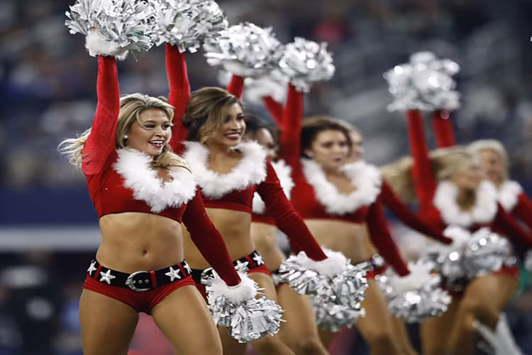 Đội hoạt náo viên Dallas Cowboys biểu diễn trong giờ nghỉ giải lao trong một trận bóng thuộc Giải bóng bầu dục quốc gia Mỹ giữa đội Seahawks Seattle và Dallas Cowboys tại sân vận động AT&amp;T ở Arlington, Mỹ. Nguồn ảnh: TASS.