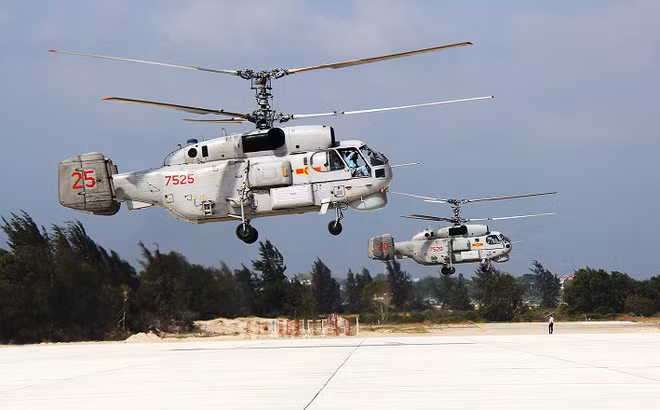 Còn Ka-28, đây là biến thể xuất khẩu của mẫu trực thăng chống ngầm Ka-27PS nổi tiếng do Liên Xô chế tạo. Nó có kíp lái từ 2 – 3 người, với chiều dài cơ sở 11,3 m, đường kính cánh quạt 2 x 15,8 m, cao 5,5 m; trọng lượng rỗng 6.500 kg, có tải 11.100 kg, trọng lượng cất cánh tối đa 12.000 kg. Nguồn ảnh: Soha.