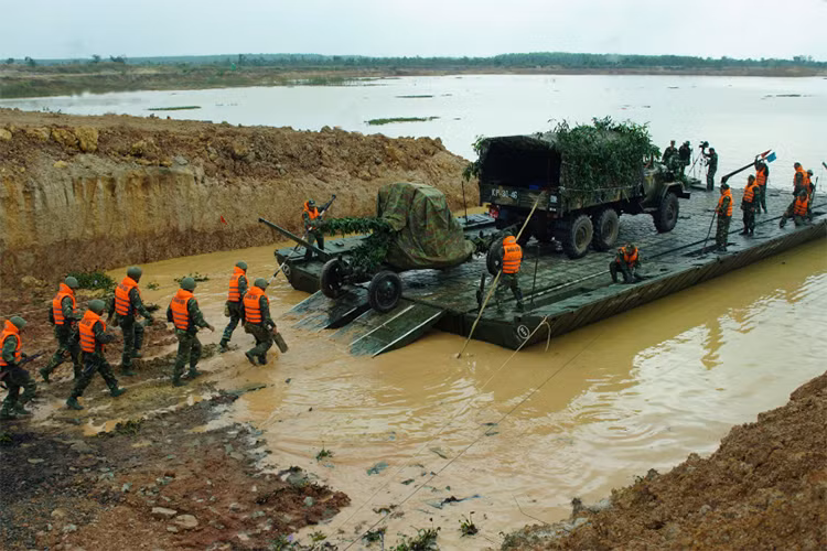 Đưa các phương tiện cùng binh khí kỹ thuật vượt vật cản nước.