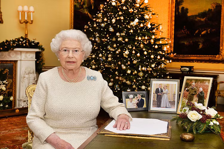 Cung điện Buckingham cũng sẽ là nơi Nữ hoàng Anh Elizabeth II phát đi thông điệp Giáng sinh hàng năm ngay trong ngày Giáng sinh. Nguồn ảnh: Insider.