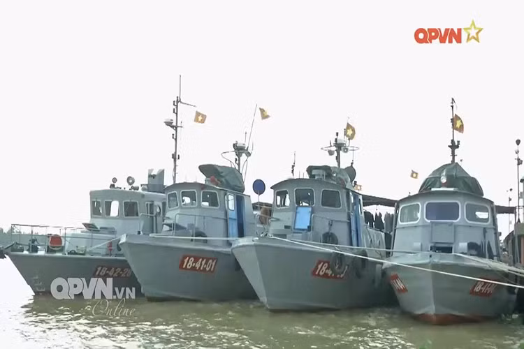 Lữ đoàn giang thuyền 962, thuộc Bộ Tư lệnh Quân khu 9 đóng quân ở thành phố Long Xuyên, tỉnh An Giang được xem là một trong những đơn vị “hải quân” hiếm hoi của Lục quân Việt Nam. Sở dĩ nói như vậy là bởi cán bộ, chiến sĩ thuộc lữ đoàn đều thuộc biên chế lục quân. Nguồn ảnh: QPVN.
