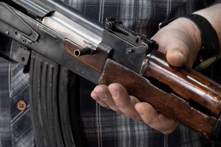 Và ngày nay, 70 năm sau khi được sinh ra AK-47 vẫn là một trong những loại vũ khí được sử dụng rộng rãi nhất trên toàn cầu do độ tin cậy, giá cả và hỏa lực mạnh mẽ của nó. Nguồn ảnh: Kalashnikov.