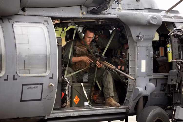 Lính bắn tỉa Mỹ lên trực thăng HH-60 Pave Hawk để chuẩn bị cho một chiến dịch quân sự.