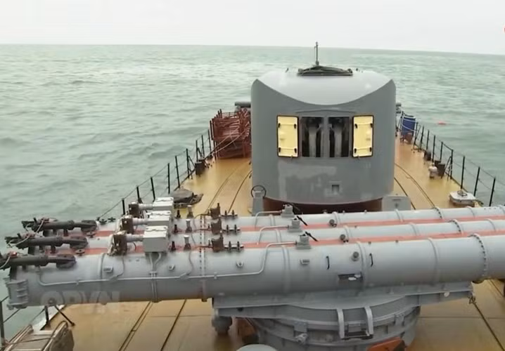 Hệ thống vũ khí của các tàu Petya Việt Nam gồm 2 hải pháo nòng đôi AK-726 cỡ 76 mm; 2 bệ phóng rocket chống ngầm RBU-600; 10 ống phóng ngư lôi chống ngầm SET-40UE (trên Petya II) hoặc 5 ống phóng ngư lôi chống tàu ngầm - tàu mặt nước SET-53M (trên Petya III).. Nguồn ảnh: Kênh QPVN