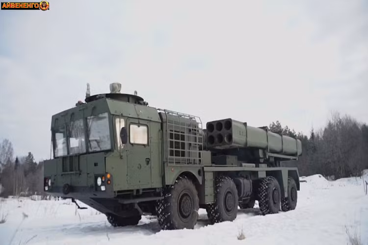 Tornado-S trang bị các ống phóng cỡ nòng 300mm nhưng hệ thống này cũng có thể phóng các đạn pháo 122mm và 220mm nếu cần thiết. Do có thiết kế modul quá trình tái nạp hay thay cỡ đạn rocket trên Tornado-S chỉ mất khoảng vài phút. Nguồn ảnh: new-factoria.ru.