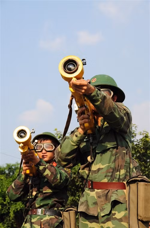 Trong đó đạn tên lửa của A72 nặng 9,8kg được trang bị đầu tự dẫn hồng ngoại (bám theo luồng nhiệt từ miệng phụt động cơ máy bay), tầm bắn 3.700m, độ cao diệt mục tiêu 50-1.500m. Nguồn ảnh: Báo Quân khu 7.
