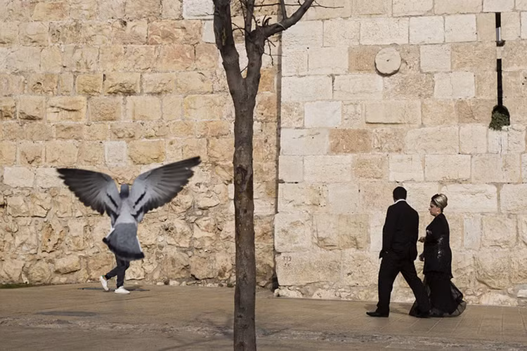 Khách bộ hành đi dọc theo “bức tường than khóc” trong thành cổ Jerusalem của Jerusalem, gần Cổng Jaffa, Israel. Nguồn ảnh: TASS.