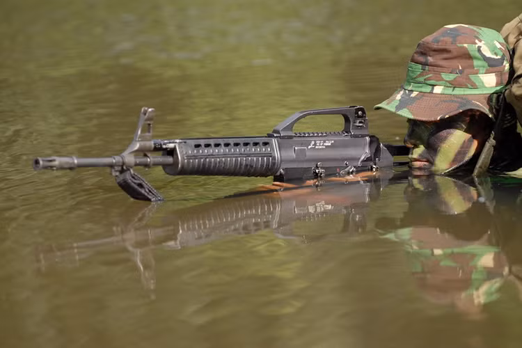 Về cơ chế hoạt động Pindad SS2 sử dụng cơ chế nạp đạn bằng khí nén, khóa nòng xoay với cơ chế trích khí dài, thanh truyền động ở phía trên nòng súng. Súng có tầm bắn hiệu quả khoảng 500 mét với tốc độ bắn khoảng 650 viên/phút. Nguồn ảnh: Kumpulan.