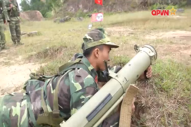 Theo đó, RPO-A Shmel hiện đang được trang bị cho các tổ bắn súng thuộc Binh chủng Hóa học và đây cũng là một trong những loại vũ khí bộ binh cầm tay sở hữu sức mạnh hỏa lực cực lớn mà quân đội ta được trang bị. Thậm chí nó còn vượt trội hơn cả các dòng súng chống tăng RPG. Nguồn ảnh: QPVN.