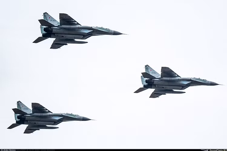 Ngoài ra, tiêm kích đa năng MiG-35 sẽ sớm có trong biên chế của Không quân Nga với số lượng không ít hơn 24 chiếc, nhiều khả năng loại tiêm kích này sẽ được trang bị trước cho đội bay biểu diễn Strizhi của không quân Nga. Bên cạnh đó, Bộ Quốc phòng Nga dự kiến đầu tư thêm cho dự án chế tạo máy bay ném bom chiến lược PAK DA với khả năng phóng tên lửa hành trình. Nguồn ảnh: Aviation Forums