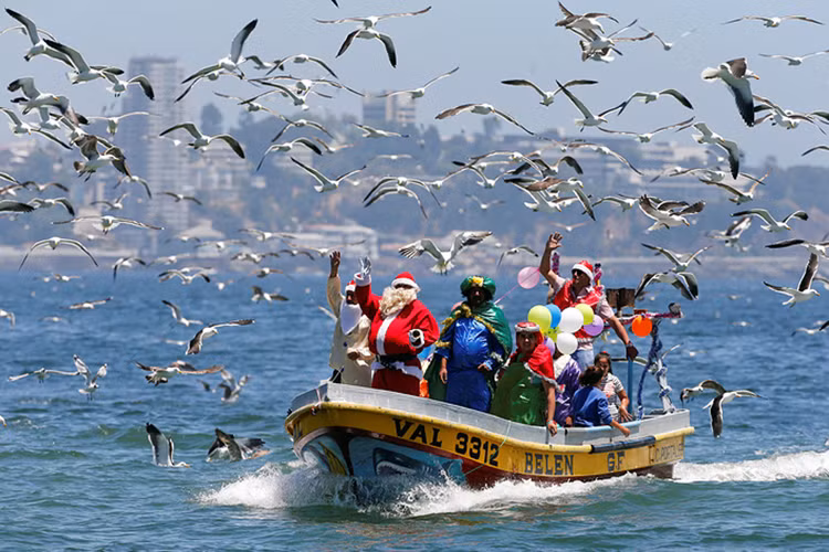 Một người đàn ông trong bộ trang phục của ông già Noel chuẩn bị cho đêm Giáng sinh tại bờ biển Valparaiso, Chile hôm 24/12. Nguồn ảnh: TASS.