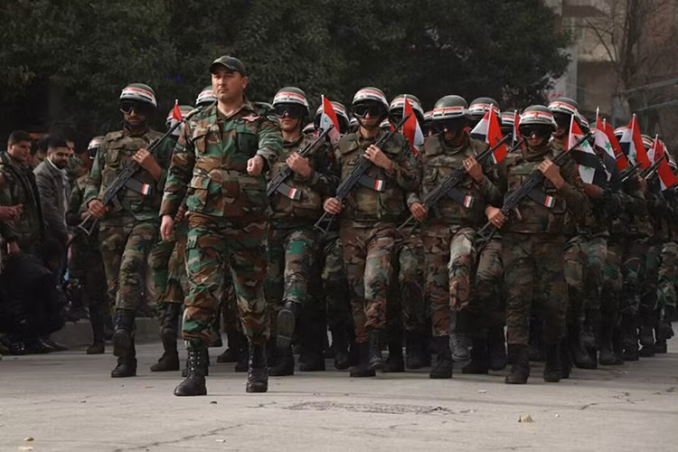 Sau khi chiến thắng Aleppo được công bố, người dân thành phố Aleppo đã đổ ra đường ăn mừng và chào đón những người lính của Tổng thống Bashar al-Assad như những vị anh hùng. Nguồn ảnh: SANA.