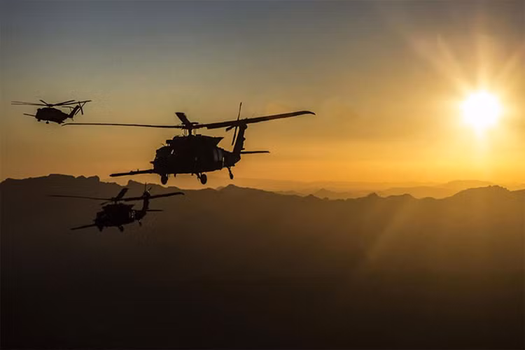 Trực thăng MH-60M Blackhawk và CH-53E Super Stallion tham gia diễn tập tiếp nhiên liệu trên không. Ảnh: Quân đội Mỹ.