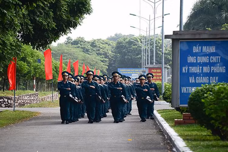  Học viện Phòng không-Không quân (PK-KQ) là trung tâm giáo dục-đào tạo, nghiên cứu khoa học của Quân chủng PK-KQ và Quân đội; đào tạo đa ngành cả cán bộ quân sự, chính trị, kỹ thuật; đào tạo sĩ quan các chuyên ngành Phòng không, Không quân, sĩ quan tác chiến điện tử với nhiều cấp học, bậc học từ cấp phân đội đến cấp chiến thuật, chiến dịch. Ảnh: Các học viên lên giảng đường.