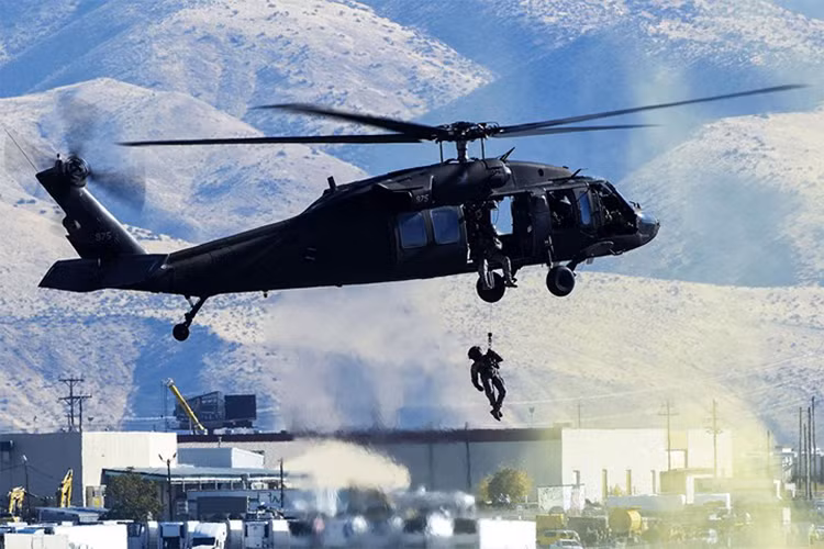 Một binh sĩ Mỹ đổ bộ từ trực thăng UH-60 Black Hawk. Ảnh: Quân đội Mỹ.