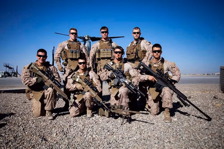 Nhóm lính bắn tỉa Mỹ chụp ảnh chung tại Afghanistan.