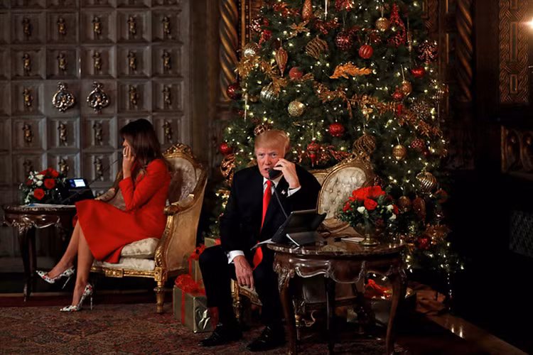 Hình ảnh Tổng thống Mỹ Donald Trump và Đệ nhất phu nhân Melania Trump gọi điện thoại chúc mừng Giáng sinh cho mọi trẻ em tại Mar-a-Lago quận Palm Beach, Florida, Mỹ.Hoạt động trên thuộc dự án Giáng sinh Bắc Cực Santa Tracker do NORAD (Bộ Tư lệnh Phòng thủ Không gian Bắc Mỹ) tổ chức. Nguồn ảnh: TASS.