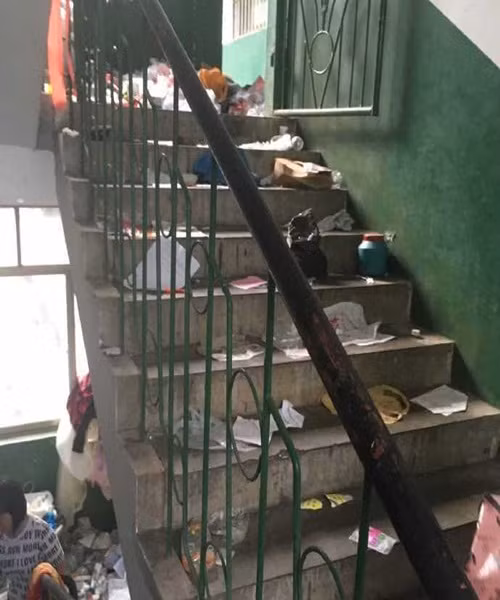 Sau khi những hình ảnh lan truyền trên mạng ngay lập tức đã nhận được sự chú ý, thu hút nhiều ý kiến trái chiều. Có người cho rằng, trách nhiệm thuộc về ban quản lý ký túc xá, khi quyết định điều chuyển, hoán đổi phòng ở cho sinh viên là phải lường trước những sự việc phát sinh như thế này.