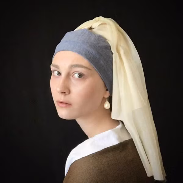 Hóa trang thành nhân vật thiếu nữ trong Thiếu nữ đeo hoa tai ngọc trai (Girl With A Pearl Earring).