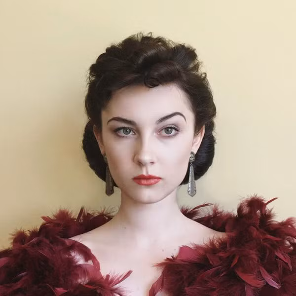 Biến hóa thành nàng Scarlett O'hara (Vivien Leigh đóng) trong "Cuốn theo chiều gió".