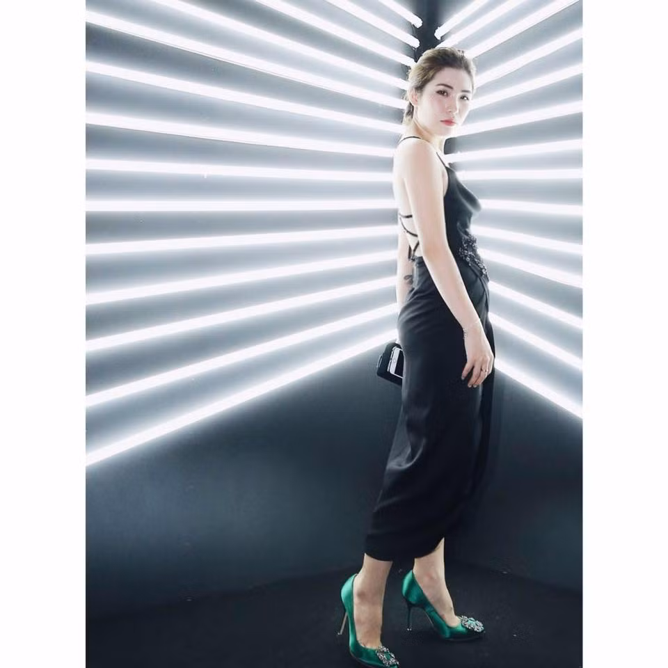 Phong cách thời trang của bóng hồng stylist Lâm Thúy Nhàn không cầu kì nhưng tạo ra sự dễ chịu cho người nhìn với những item basic cùng màu sắc nhã nhặn, nhấn nhá bằng những chi tiết trendy và phụ kiện hàng hiệu.
