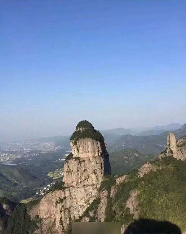 Do tranh vẽ trên cao, phải leo lên núi đá đối diện mới thấy được nên chính quyền địa phương không hề phát hiện ra hành động của Linh Linh cho đến khi có người đăng ảnh lên mạng. "Chúng tôi đã nói chuyện với Linh Linh. Cô ấy hứa sẽ xóa nó để không ảnh hưởng tới danh thắng địa phương", đại diện huyện nói.