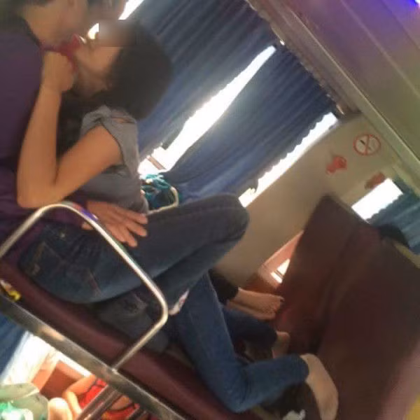 Cap doi om ap, nga ngon tren xe khach dong nguoi