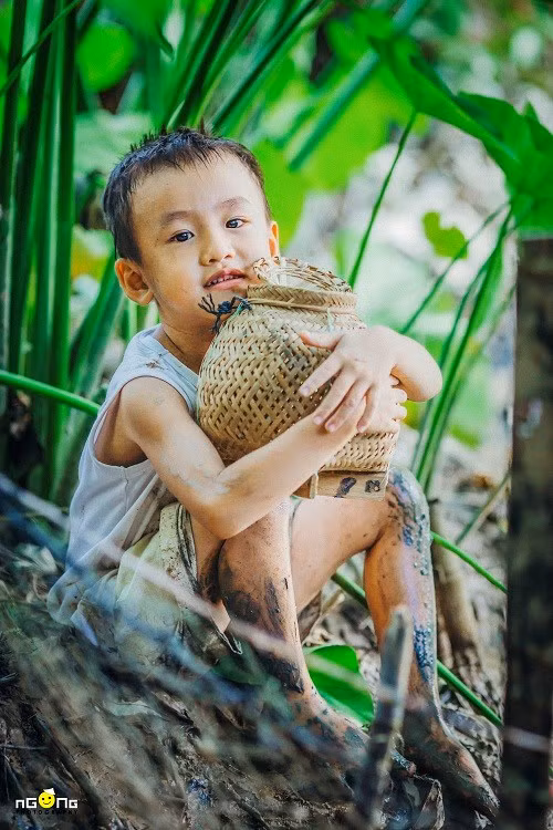 Mới đây, bộ ảnh "Mò ốc" hết sức bình yên và gần gũi được chia sẻ trên diễn đàn nhiếp ảnh nổi tiếng khiến người xem không ngừng thổn thức, mong muốn được quay ngược thời gian trở về với tuổi thơ.