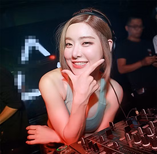 Nhờ sự thân thiện cùng khả năng chơi nhạc ấn tượng, cô thường xuyên được mời biểu diễn tại các quán bar sang trọng tại Hàn Quốc.