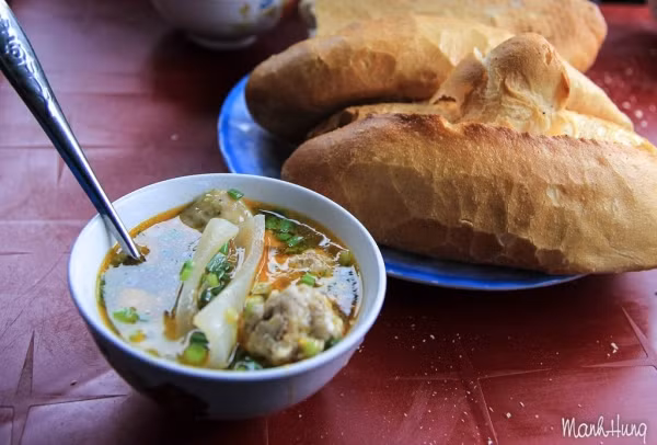 Bữa sáng ở quán bánh mì xíu mại đường Hoàng Diệu.