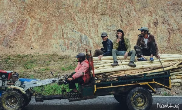 Hãy đến bắt chuyện, và bạn sẽ biết được nhiều hơn về mảnh đất này.